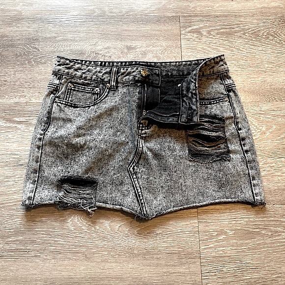 DOLLS KILL โข CURRENT MOOD (NWOT) โข Grey Acid-Washed Denim Mini Skirt โข Medium - Picture 4 of 15